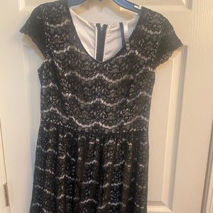 Black and white Kensie lace dress with exposed zipper size medium